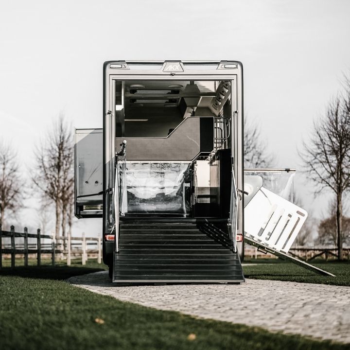 Arrière d'un camion gris ouvert