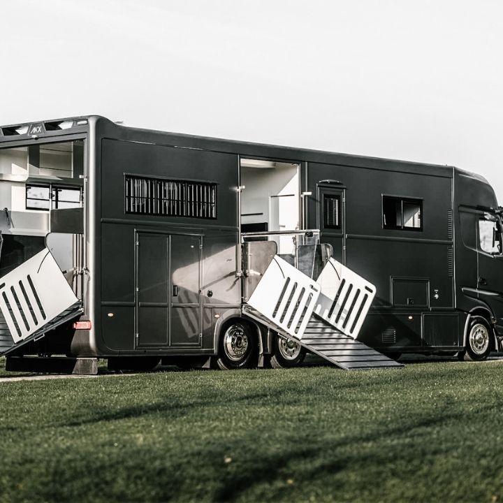 Camion gris ouvert sur de la pelouse verte