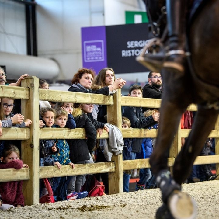 Public derrière une barrière en bois