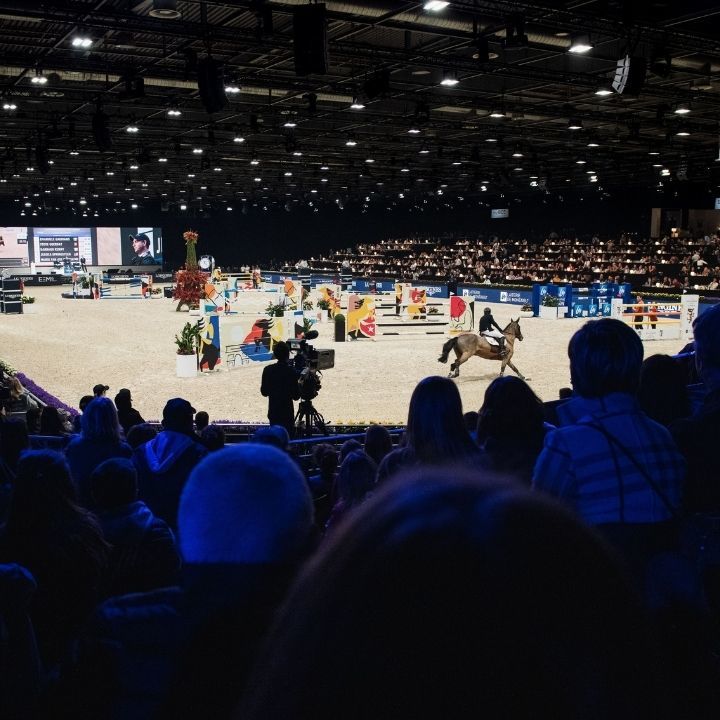 Photo de piste d'obstacle et public