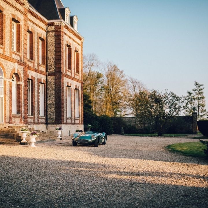 Voiture verte devant un château