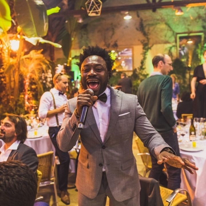 Un homme qui tient un microphone et chante