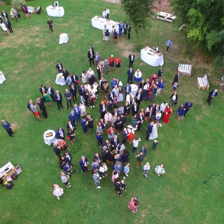 Groupe de personnes sur de la pelouse