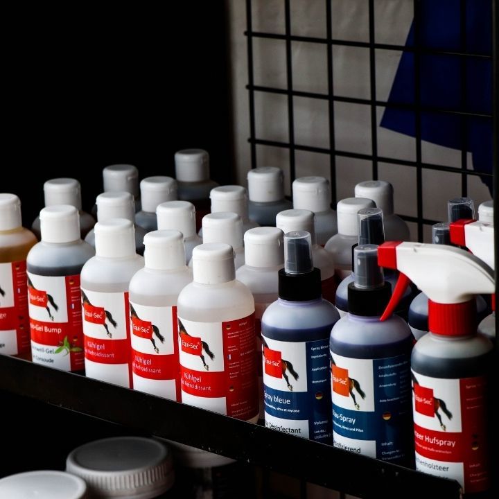 Ensemble de flacons blanc rouge et bleu